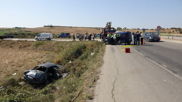 Çanakkale'de acı kaza! 2 otomobil birbirine girdi: 2 ölü, 5 yaralı - Resim: 3
