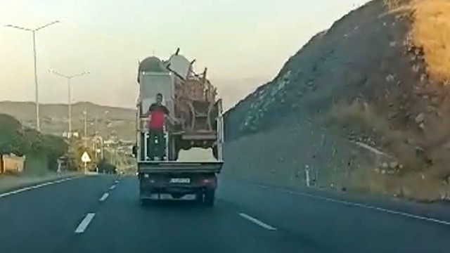 Eşya yüklü kamyonetin arkasında eşyalara tutundu ayakta yolculuk yaptı! Trafikteki o dakikalar dehşet saçtı - Resim: 0