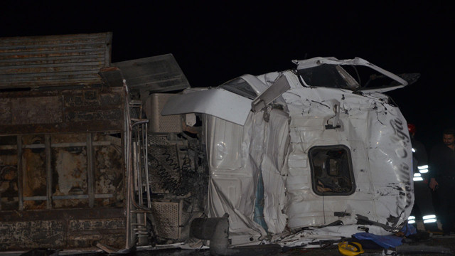 Konya'da korkunç kaza! İki tır kafa kafaya çarpıştı: 1 ölü 1 yaralı - Resim: 0