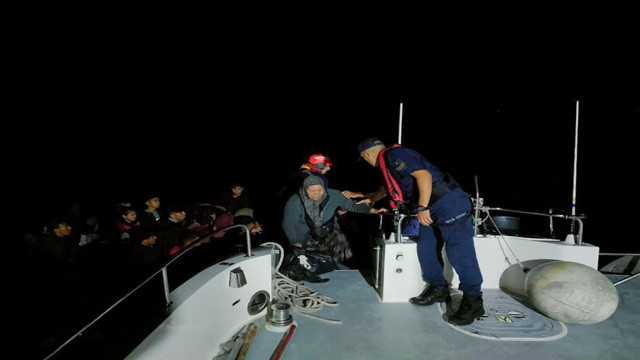 Çanakkale'de büyük kaçak göçmen operasyonu! Lastik botta 92 kaçak göçmen yakalandı - Resim: 0