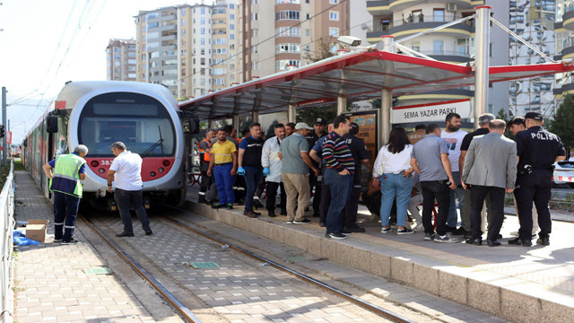Kayseri'de bariyerleri atlayarak tramvaya binmek isteyen çocuk tramvayın altında kaldı! - Resim: 0