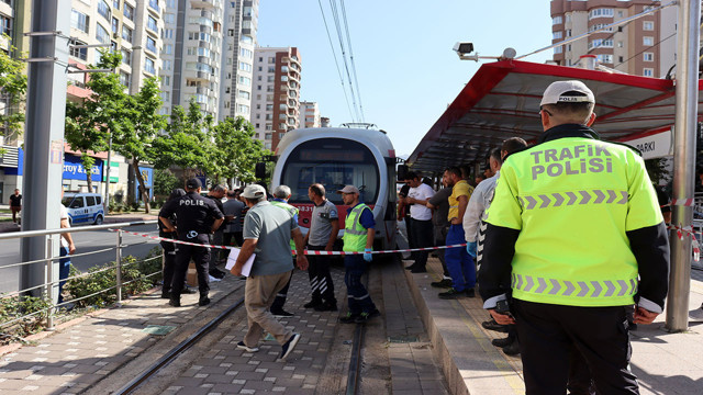 Kayseri'de bariyerleri atlayarak tramvaya binmek isteyen çocuk tramvayın altında kaldı! - Resim: 2