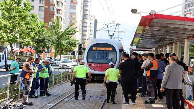 Kayseri'de bariyerleri atlayarak tramvaya binmek isteyen çocuk tramvayın altında kaldı! - Resim: 3