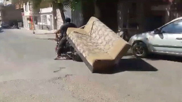 Trafikte akıl almaz görüntüler! Motosikletle kanepe taşıdılar - Resim: 1