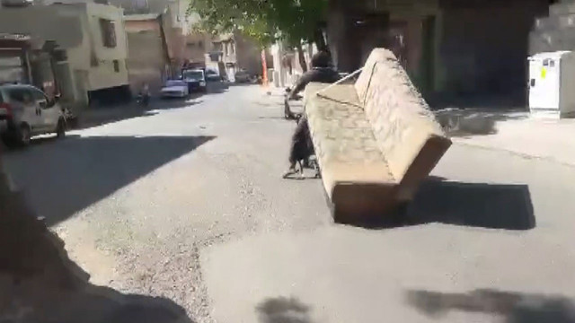 Trafikte akıl almaz görüntüler! Motosikletle kanepe taşıdılar - Resim: 0