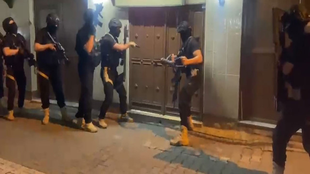 Adana'da film sahnelerini aratmayan operasyon! Koçbaşıyla kırılmayan kapıyı zırhlı araçla kırdılar - Resim: 0