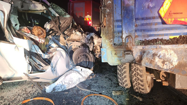 Bolu'da korkunç kaza! traktörle çarpışan otomobil hurdaya döndü: 1 ölü, 1 yaralı - Resim: 0