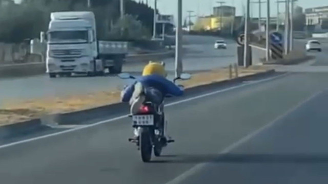 Trafik magandası hem canını hem trafiği tehlikeye attı! Motosikletini yatarak kullandı - Resim: 0