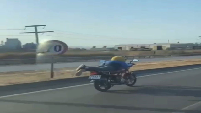 Trafik magandası hem canını hem trafiği tehlikeye attı! Motosikletini yatarak kullandı - Resim: 1