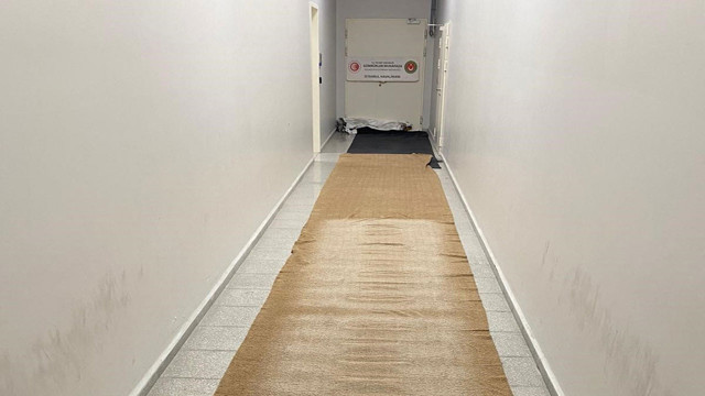 Uyuşturucu tacirlerinin taktiği pes dedirtti! Havalimanında halıya emdirilmiş 17 kilo uyuşturucu ele geçirildi - Resim: 0