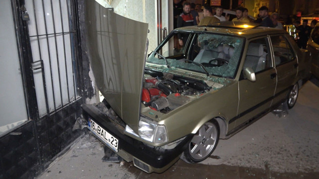 Kırıkkale'de alkollü sürücü otomobiliyle iş yerine uçtu! - Resim: 0