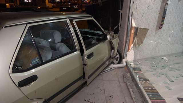 Kırıkkale'de alkollü sürücü otomobiliyle iş yerine uçtu! - Resim: 2