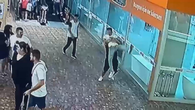 'Neden yan baktın' dediler, genci AVM'de öldüresiye dövdüler! - Resim: 2
