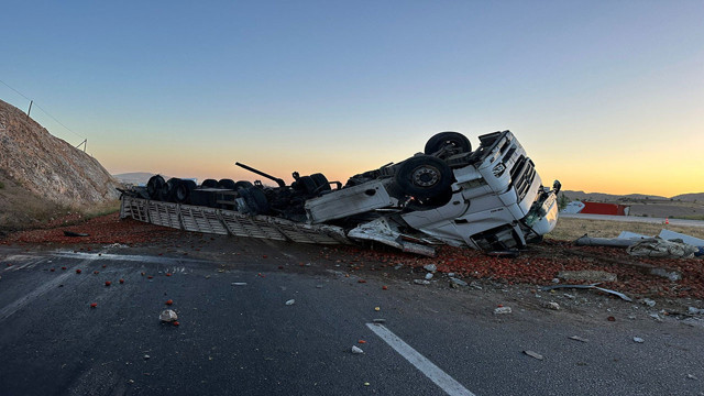 Kontrolden çıkan yüklü tır devrildi, yol trafiğe kapandı! - Resim: 0