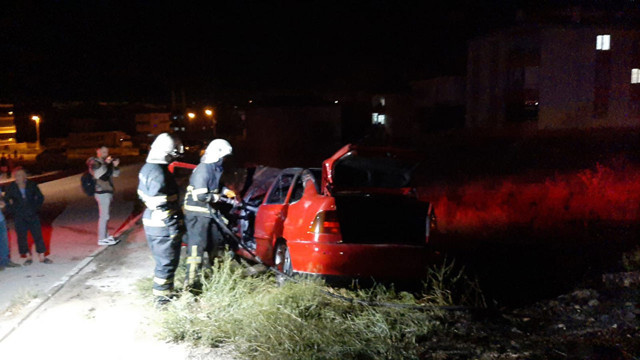 Çorum'da kaza yapan otomobil alev aldı! Sürücü araca sıkıştı - Resim: 0