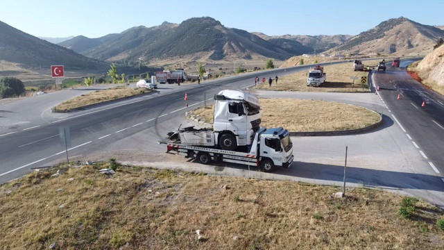Kontrolden çıkan yüklü tır devrildi, yol trafiğe kapandı! - Resim: 1