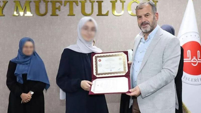 Müftülükten kadıların yüzünü buzlama skandalı! Yüzü görünen tesettürlü kadınlar yanlış mı yapıyor? - Resim: 0