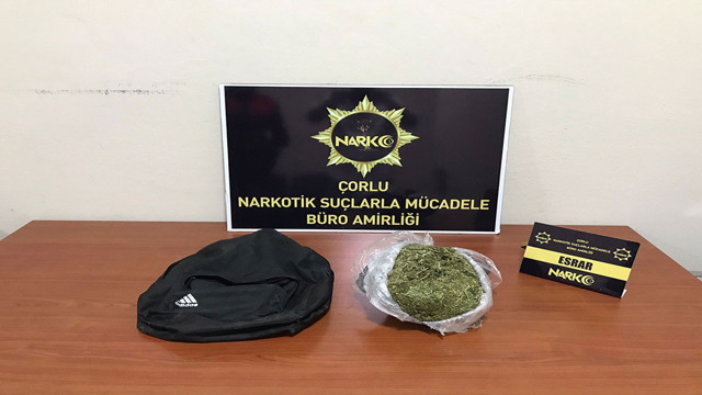 Polisten kaçarken attıkları paket paket uyuşturucu ile yakayı ele verdiler! - Resim: 0