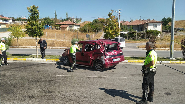 Çorum'da ters yöne giren çekici ticari araçla kafa kafaya çarpıştı: 5 yaralı - Resim: 0
