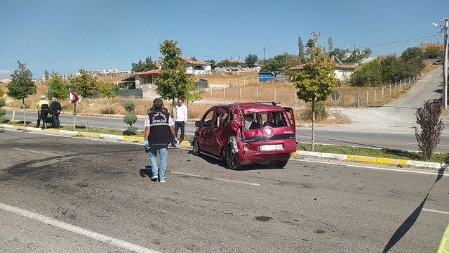 Çorum'da ters yöne giren çekici ticari araçla kafa kafaya çarpıştı: 5 yaralı - Resim: 2