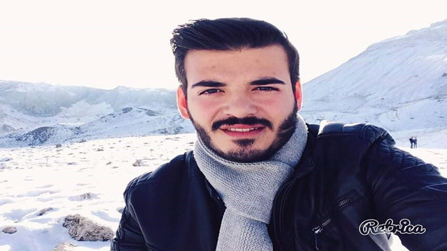 Tramvay direğine çarpıp alev alan otomobilin sürücüsü can verdi! - Resim: 0