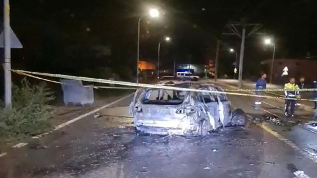 Tramvay direğine çarpıp alev alan otomobilin sürücüsü can verdi! - Resim: 1