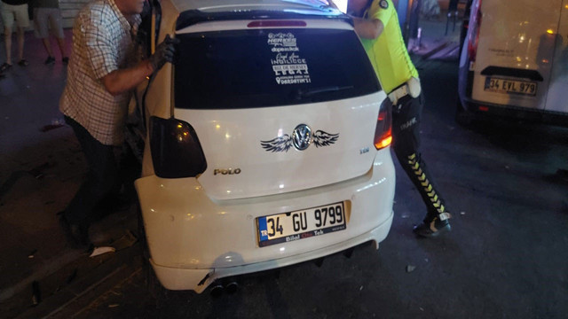 Kadıköy'de otomobilin çarptığı araç elektrik direğine çarptı: 3 yaralı - Resim: 1