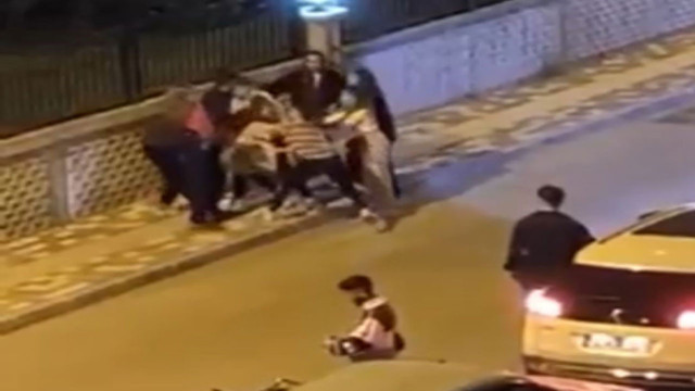 Bursa'da iki grup kadın sokak ortasında saç baş birbirine girdi! Erkekler oturup kavgayı izledi - Resim: 0