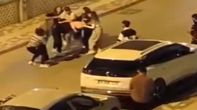 Bursa'da iki grup kadın sokak ortasında saç baş birbirine girdi! Erkekler oturup kavgayı izledi - Resim: 1