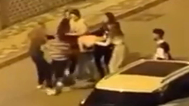 Bursa'da iki grup kadın sokak ortasında saç baş birbirine girdi! Erkekler oturup kavgayı izledi - Resim: 2