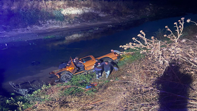 Metrelerce yükseklikten pikapla dereye uçtular: 1 ölü 3 yaralı - Resim: 0