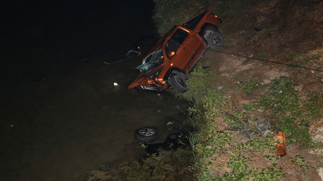 Metrelerce yükseklikten pikapla dereye uçtular: 1 ölü 3 yaralı - Resim: 1