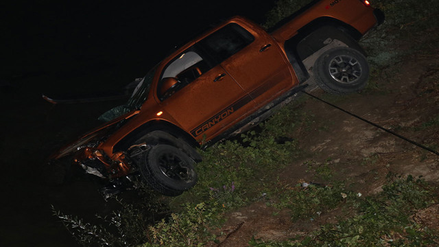 Metrelerce yükseklikten pikapla dereye uçtular: 1 ölü 3 yaralı - Resim: 2