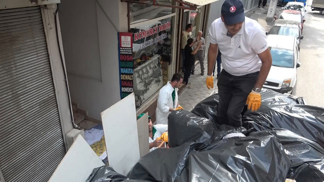 Dayanılmaz koku komşuları isyana getirdi! Evden kamyon dolusu çöp çıktı - Resim: 1