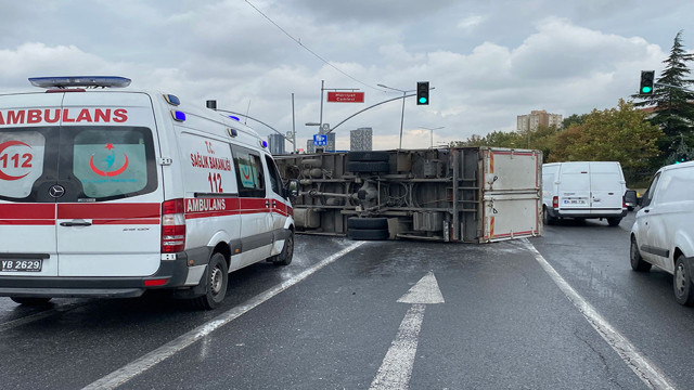 Küçükçekmece'de korkunç kaza! Kayganlaşan yolda kamyon devrildi - Resim: 1