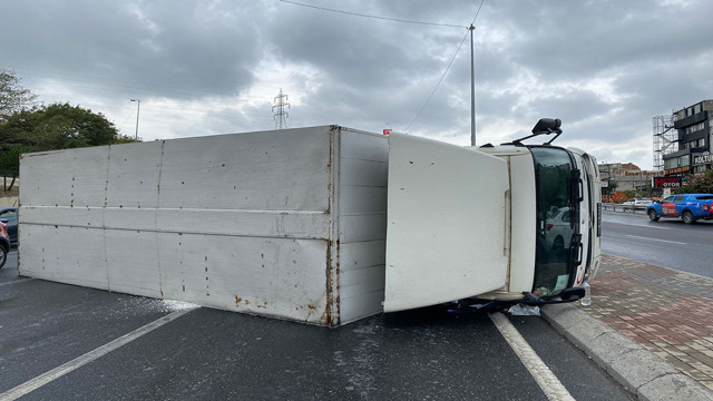 Küçükçekmece'de korkunç kaza! Kayganlaşan yolda kamyon devrildi - Resim: 0
