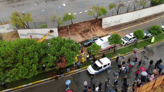 Pendik'te çöken istinat duvarının altında kalan minibüsteki kişi kurtarıldı - Resim: 1