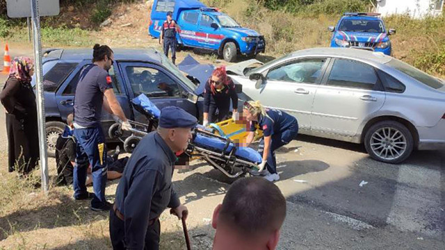 Bartın'da feci kaza! Hız yapan 2 otomobil birbirine girdi, hurdaya döndü: 6 yaralı - Resim: 0