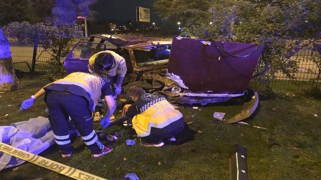 Isparta'da acı kaza! Kontrolden çıkan araç refüje çıktı: 1 ölü 2 yaralı - Resim: 0