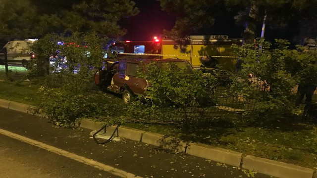 Isparta'da acı kaza! Kontrolden çıkan araç refüje çıktı: 1 ölü 2 yaralı - Resim: 1