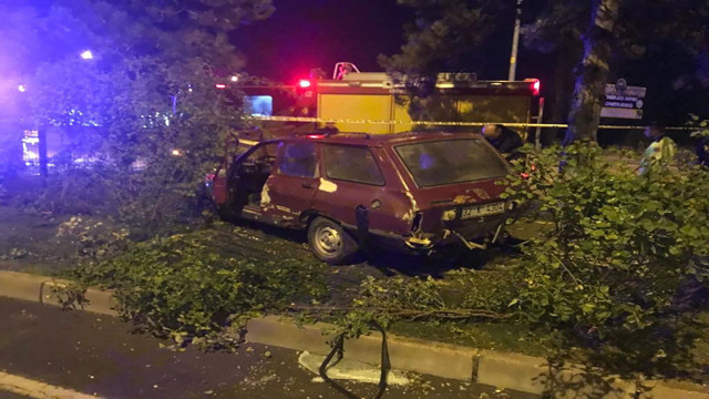 Isparta'da acı kaza! Kontrolden çıkan araç refüje çıktı: 1 ölü 2 yaralı - Resim: 2
