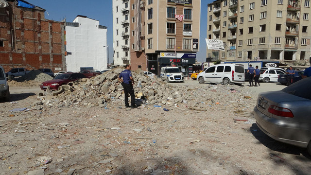Depremde yıkılan bianın enkazında akrabası tarafından silahlı saldırıya uğradı! - Resim: 0