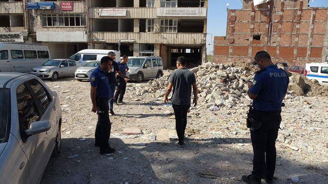 Depremde yıkılan bianın enkazında akrabası tarafından silahlı saldırıya uğradı! - Resim: 1