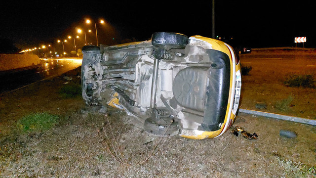 Cenazeden dönerken ölümden de döndüler! Taksi takla attı: 4 yaralı - Resim: 0