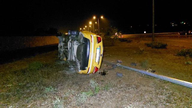 Cenazeden dönerken ölümden de döndüler! Taksi takla attı: 4 yaralı - Resim: 1