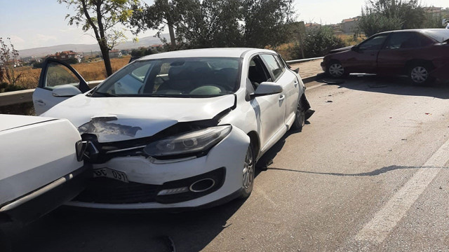 Afyonkarahisar'da kontrolden çıkan kamyonet otomobile çarptı! Otomobil iki araca çarparak durabildi - Resim: 0