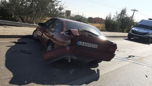 Afyonkarahisar'da kontrolden çıkan kamyonet otomobile çarptı! Otomobil iki araca çarparak durabildi - Resim: 1