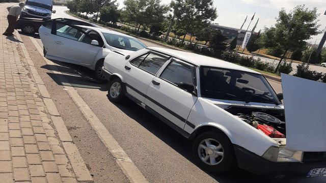 Afyonkarahisar'da kontrolden çıkan kamyonet otomobile çarptı! Otomobil iki araca çarparak durabildi - Resim: 2