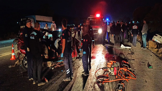 Bitlis'te zincirleme kaza! 3 araç birbirine girdi: 1 ölü, 4 yaralı - Resim: 0