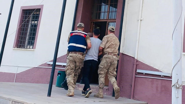 Erzurum'da göçmen kaçakçılarına geçit verilmedi! 4 kaçakçı yakalandı - Resim: 0